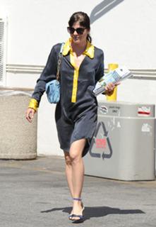 Selma Blair feet photo thumbnail