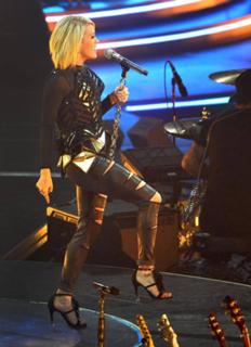 Carrie Underwood feet photo thumbnail
