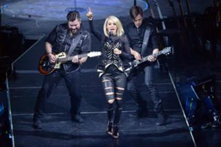 Carrie Underwood feet photo thumbnail