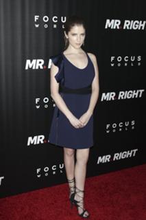 Anna Kendrick feet photo thumbnail