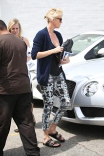 Charlize Theron feet photo thumbnail