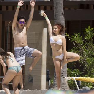Ariel Winter feet photo thumbnail