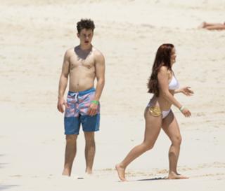 Ariel Winter feet photo thumbnail