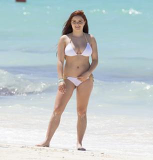 Ariel Winter feet photo thumbnail