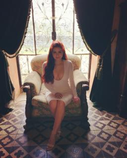 Ariel Winter feet photo thumbnail