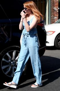 Emma Roberts feet photo thumbnail
