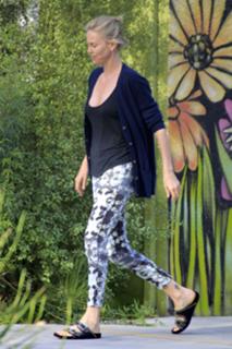 Charlize Theron feet photo thumbnail