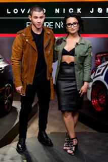 Demi Lovato feet photo thumbnail