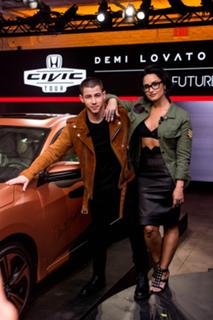 Demi Lovato feet photo thumbnail