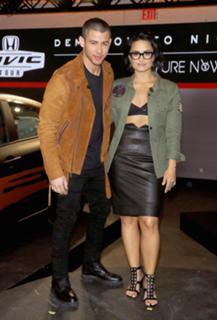 Demi Lovato feet photo thumbnail