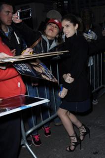 Anna Kendrick feet photo thumbnail
