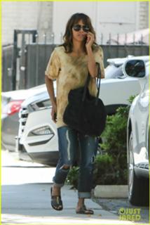 Halle Berry feet photo thumbnail