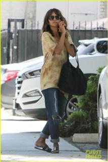 Halle Berry feet photo thumbnail