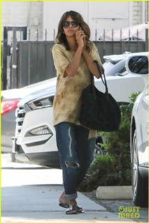 Halle Berry feet photo thumbnail