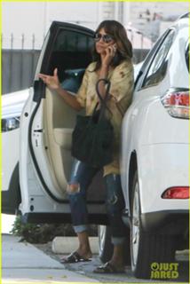 Halle Berry feet photo thumbnail