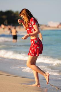 Bella Thorne feet photo thumbnail