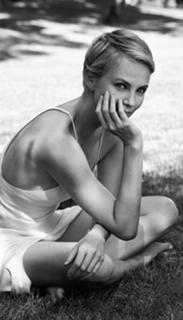 Charlize Theron feet photo thumbnail