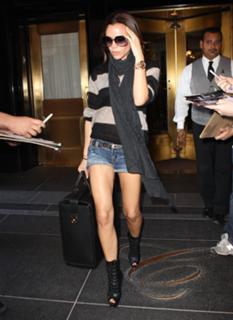 Victoria Beckham feet photo thumbnail