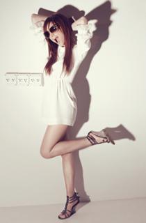 Ashlee Simpson feet photo thumbnail