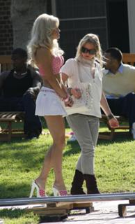 Anna Faris feet photo thumbnail