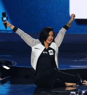 Demi Lovato feet photo thumbnail