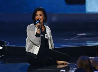 Demi Lovato feet photo thumbnail