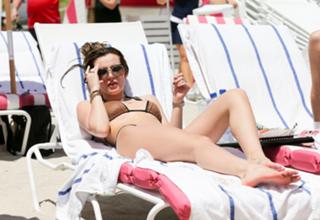 Bella Thorne feet photo thumbnail