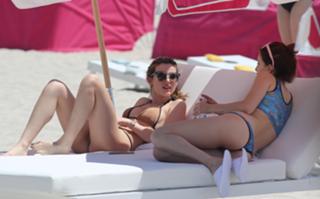 Bella Thorne feet photo thumbnail