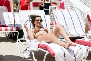 Bella Thorne feet photo thumbnail