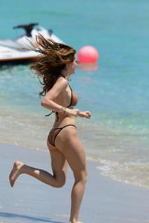 Bella Thorne feet photo thumbnail