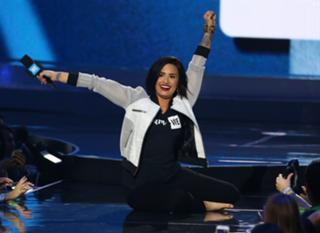 Demi Lovato feet photo thumbnail