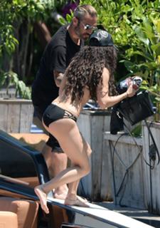 Vanessa Hudgens feet photo thumbnail