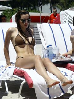 Bella Thorne feet photo thumbnail