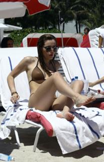 Bella Thorne feet photo thumbnail