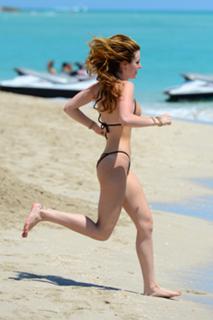 Bella Thorne feet photo thumbnail
