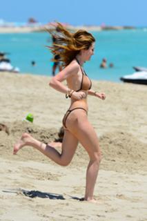 Bella Thorne feet photo thumbnail