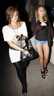 Demi Lovato feet photo thumbnail