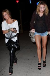 Demi Lovato feet photo thumbnail
