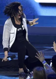 Demi Lovato feet photo thumbnail