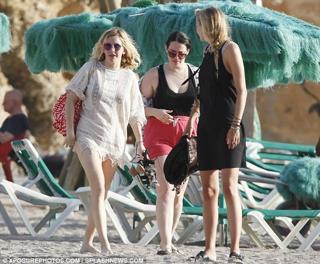 Ellie Goulding feet photo thumbnail