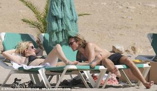 Ellie Goulding feet photo thumbnail