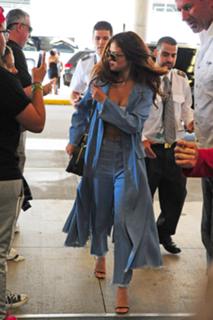 Selena Gomez feet photo thumbnail