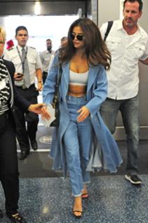 Selena Gomez feet photo thumbnail