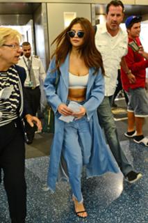 Selena Gomez feet photo thumbnail