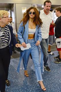 Selena Gomez feet photo thumbnail