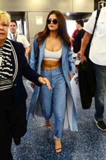 Selena Gomez feet photo thumbnail