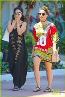 Vanessa Hudgens feet photo thumbnail