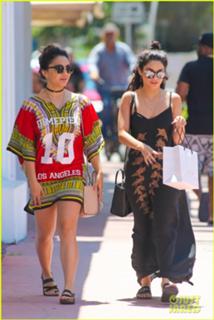 Vanessa Hudgens feet photo thumbnail