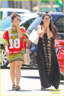 Vanessa Hudgens feet photo thumbnail