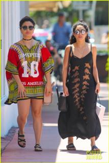 Vanessa Hudgens feet photo thumbnail